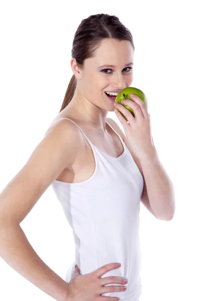 Chica morena comiendo una manzana — Foto de Stock