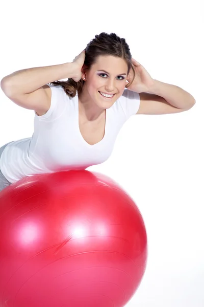 Fit ball olan kadın — Stok fotoğraf