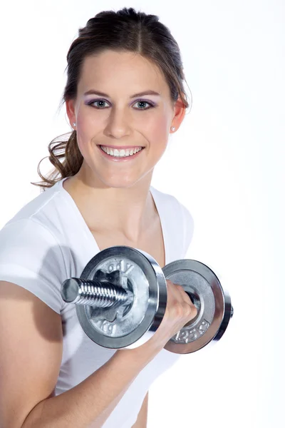 Porträt einer jungen hübschen Frau, die Gewichte hält und Fitness macht — Stockfoto