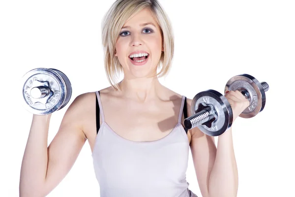 Retrato de una joven mujer bonita sosteniendo pesas y haciendo ejercicio — Foto de Stock