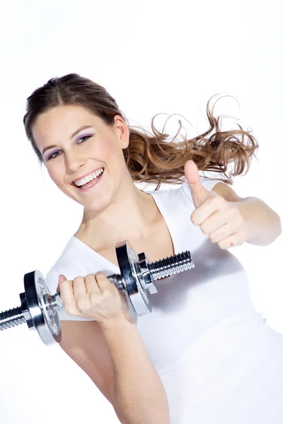 Retrato de uma jovem mulher bonita segurando pesos e fazendo fitness — Fotografia de Stock