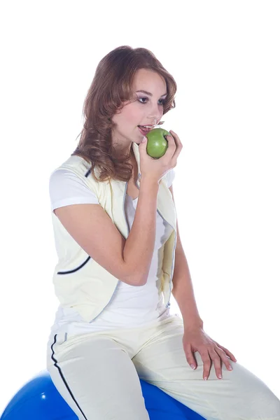 Chica morena comiendo una manzana — Foto de Stock