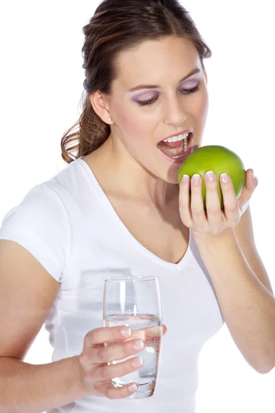 Chica morena comiendo una manzana y bebiendo agua — Foto de Stock