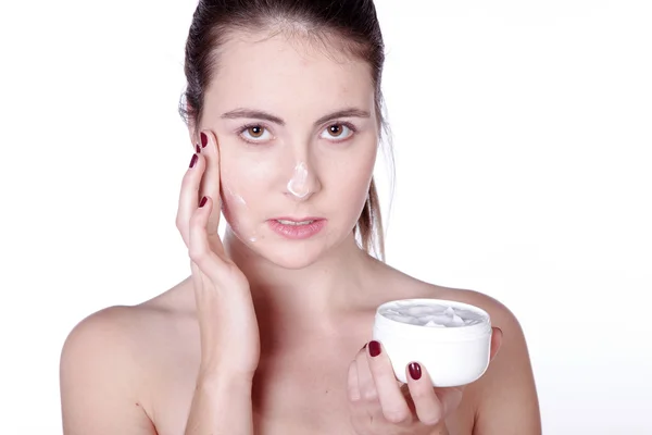 Mujer hermosa usando un producto para el cuidado de la piel —  Fotos de Stock