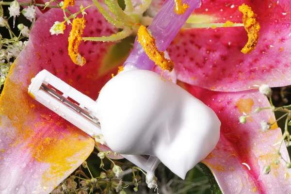 Razor with orchid — Stock Photo, Image