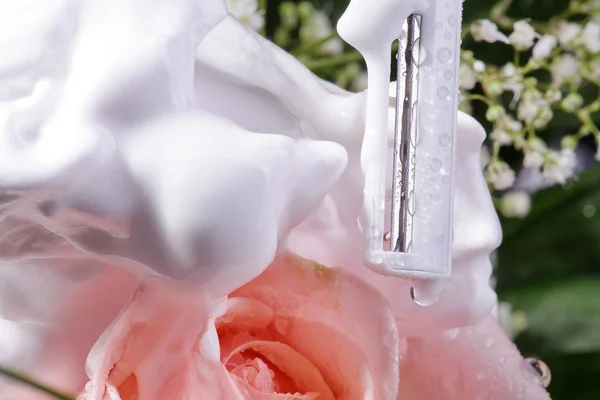 Razor with a rose — Stock Photo, Image