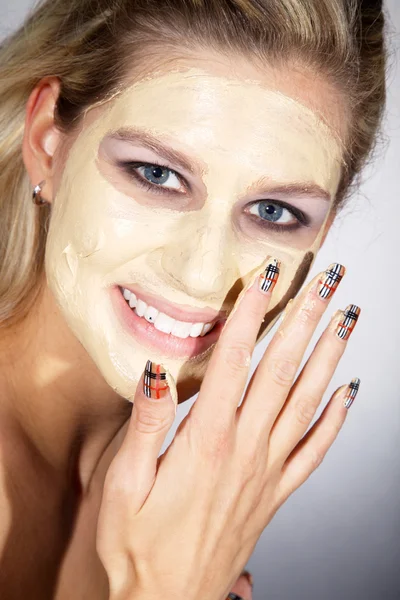 Schöne Frau mit einem Hautpflegeprodukt — Stockfoto