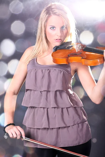 Hermosa joven tocando el violín — Foto de Stock