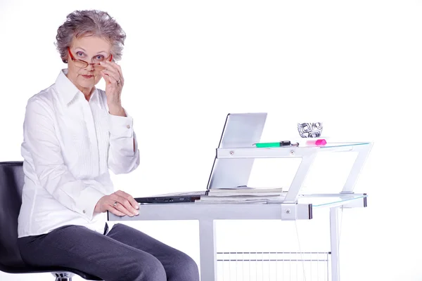 Vážné starší žena s Terese laptop — Stock fotografie