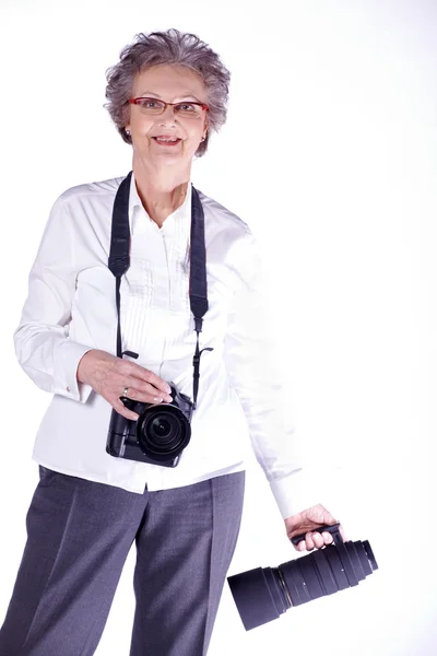 Ανώτερος χαμογελαστό γυναίκα με φωτογραφική μηχανή φωτογραφιών — Φωτογραφία Αρχείου