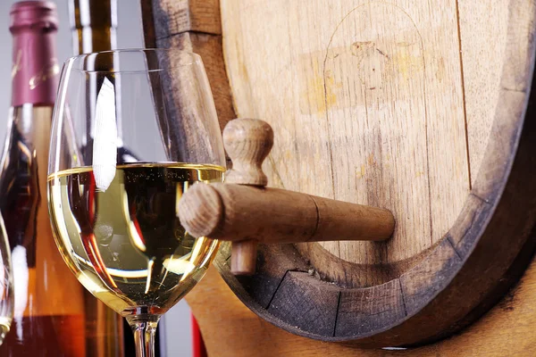 Barrel and bottle of wine — Stock Photo, Image