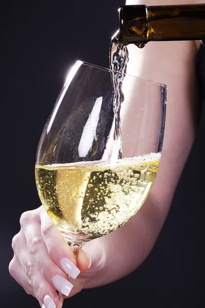 Girl pours wine into a glass — Stock Photo, Image