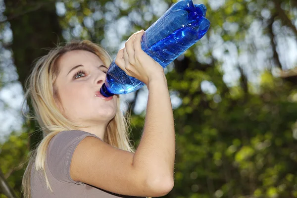 Dziewczyna pije wodę. — Zdjęcie stockowe
