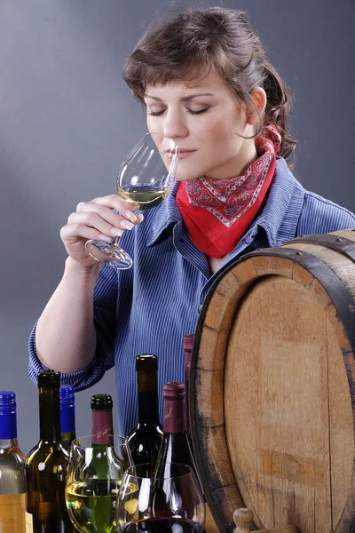 Menina está bebendo vinho — Fotografia de Stock