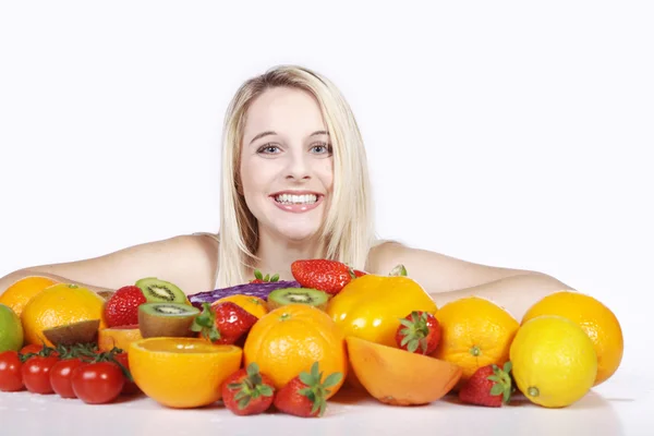 Chica rubia con frutas y verduras — Foto de Stock