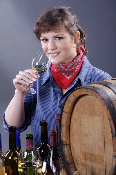 Holka pije víno — Stock fotografie
