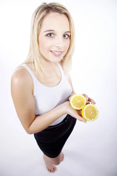 Ragazza bionda con limone — Foto Stock