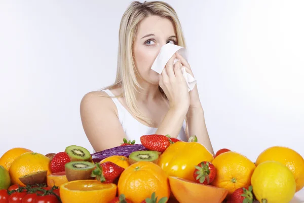 Blondes Mädchen mit Obst und Gemüse schneidet sich in einem Schal — Stockfoto