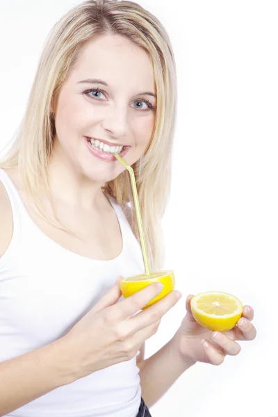 Ragazza bionda con limone — Foto Stock