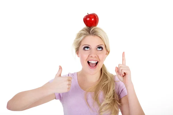 Blonde fille avec une pomme sur la tête — Photo