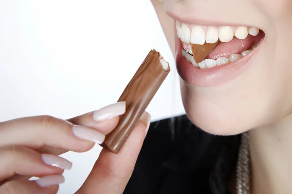 Menina comer barra de chocolate — Fotografia de Stock