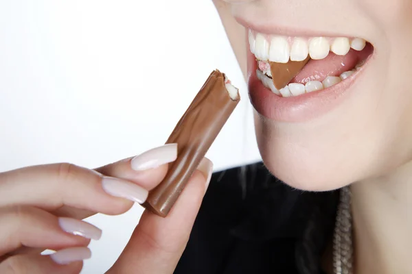 Chica comiendo barra de chocolate —  Fotos de Stock