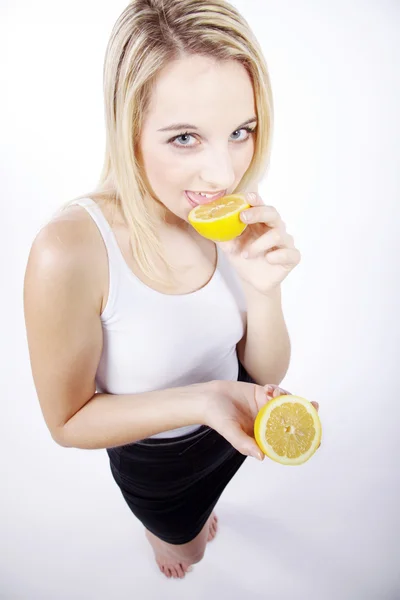 Ragazza bionda con limone — Foto Stock