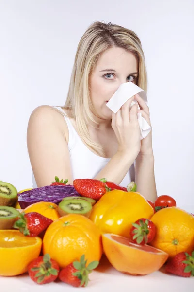 Blondes Mädchen mit Obst und Gemüse schneidet sich in einem Schal — Stockfoto