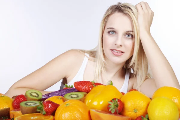 Menina loira com frutas e legumes — Fotografia de Stock