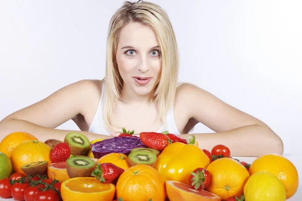 Blond tjej med frukt och grönsaker — Stockfoto