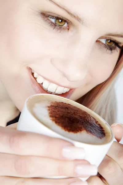 Ragazza bionda che beve cappuccino — Foto Stock