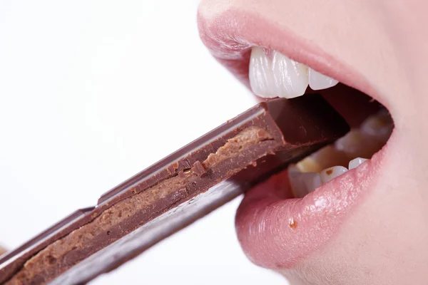 Chica comiendo barra de chocolate —  Fotos de Stock