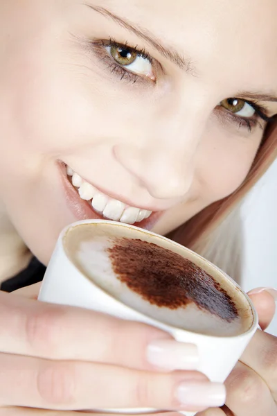 Ragazza bionda che beve cappuccino — Foto Stock