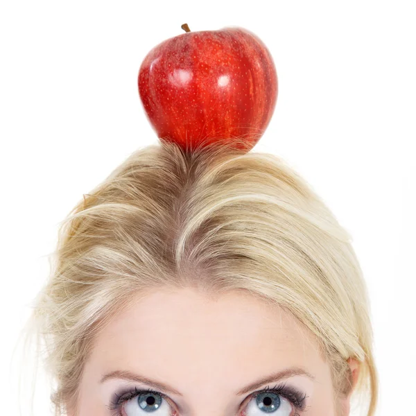 Blonde fille avec une pomme sur la tête — Photo