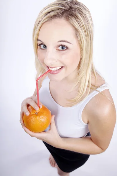 Chica rubia con naranja — Foto de Stock