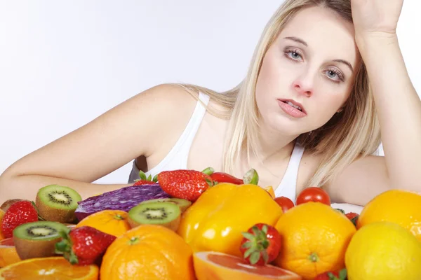 Chica rubia con frutas y verduras — Foto de Stock