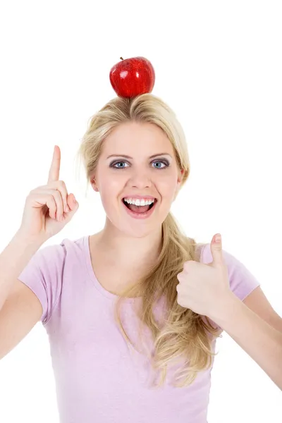 Ξανθό κορίτσι με ένα μήλο στο κεφάλι του — Φωτογραφία Αρχείου