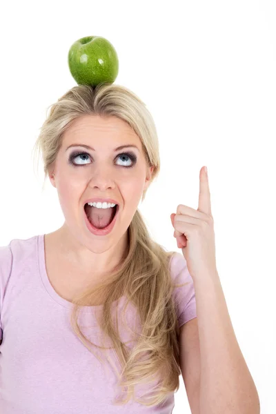 Blonde fille avec une pomme sur la tête — Photo