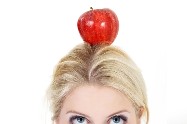 Blondes Mädchen mit einem Apfel auf dem Kopf — Stockfoto