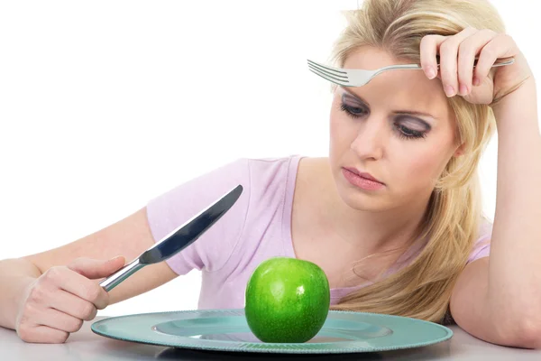 Blonde vrouw eten groene appel — Stockfoto