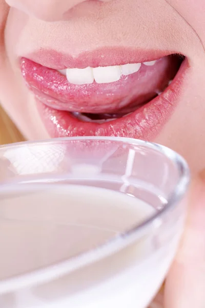 Frau mit einem Teller Milch — Stockfoto