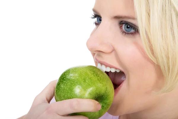 Schöner weiblicher Mund mit weißen Zähnen, der Apfel isst — Stockfoto