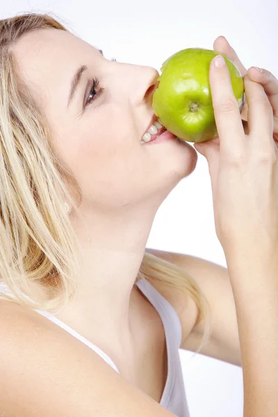 Piękne kobiece usta jabłko jedzenie białe zęby — Zdjęcie stockowe