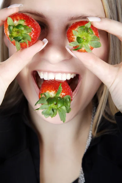 Ragazza bionda mangiare fragole — Foto Stock