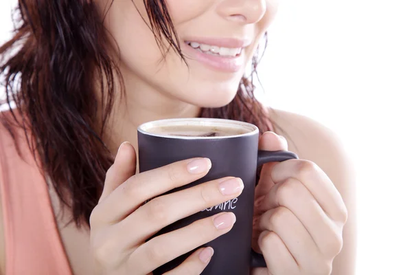 Sorridente donna bruna che beve caffè nero — Foto Stock