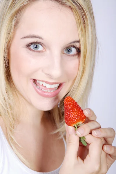 Όμορφο στόμα γυναίκα με λευκά δόντια που τρώει φράουλες — Φωτογραφία Αρχείου