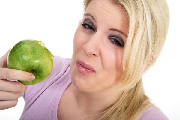 Mulher loira comer maçã verde — Fotografia de Stock