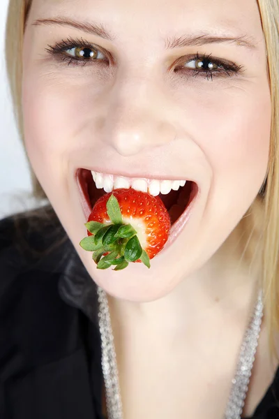 Piękne kobiece usta białe zęby jeść truskawki — Zdjęcie stockowe