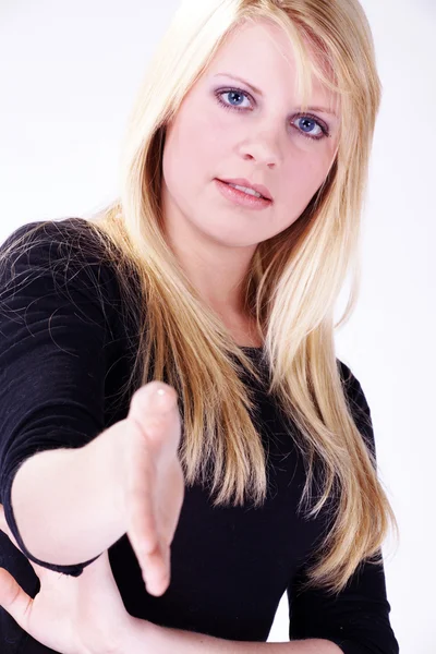 Blond meisje geeft haar hand — Stockfoto