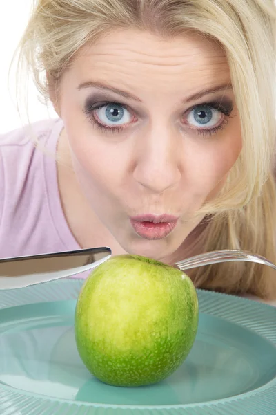 Schöner weiblicher Mund mit weißen Zähnen, der Apfel isst — Stockfoto